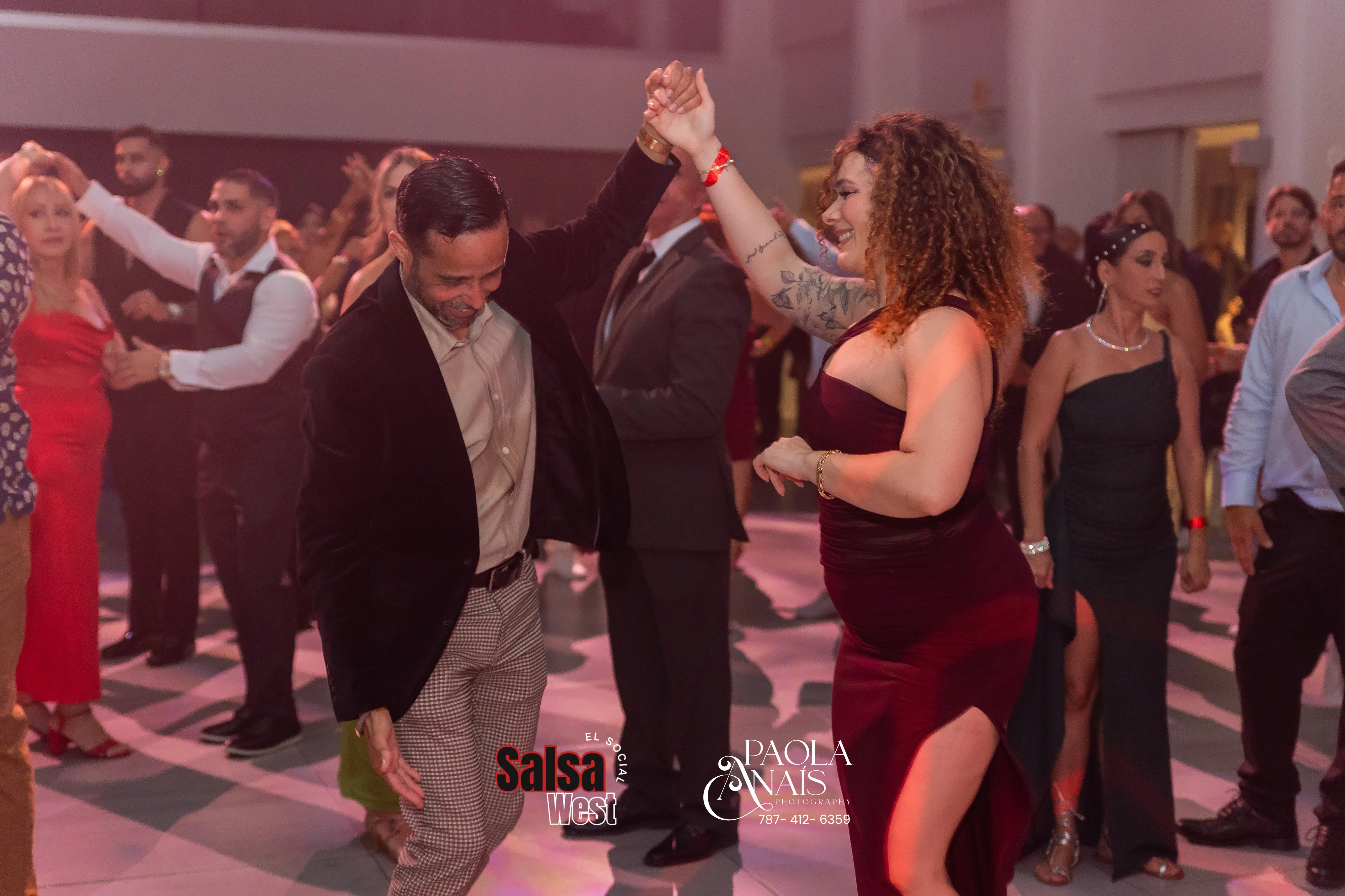 Parejas bailando en una noche social de salsa